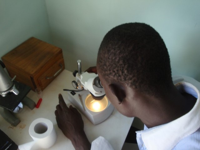 TECHNAP - Nayalgué - Examen au microscope